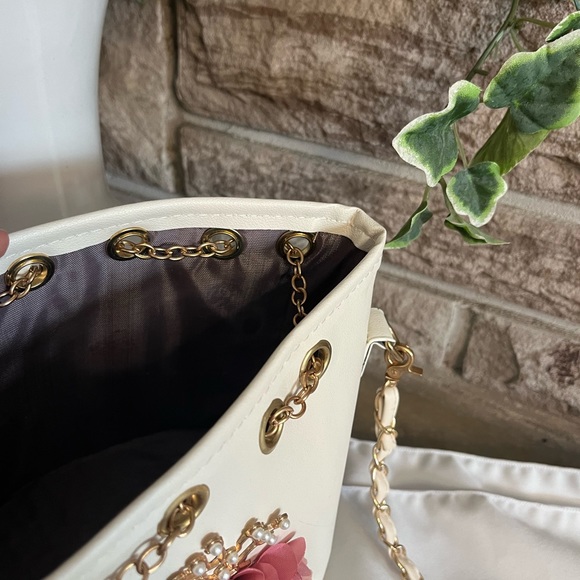 Ella and Elly flower and pearl detail purse - Picture 4 of 4